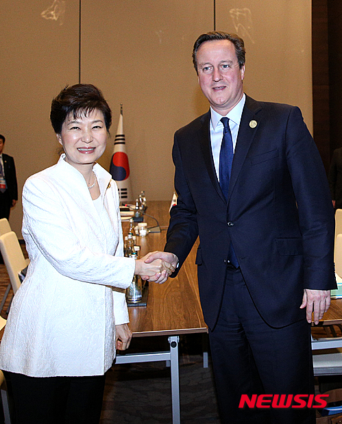 【안탈리아(터키)=뉴시스】박주성 기자 = G20 정상회의에 참석한 박근혜 대통령이 15일(현지시간) 오후 안탈리아 레그넘 호텔에서 데이비드 캐머런 영국 총리와 정상회담 전 인사를 나누고 있다. 2015.11.15.   park7691@newsis.com