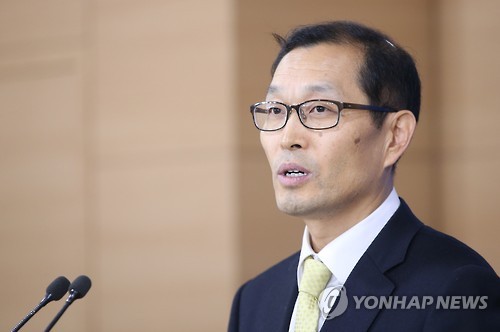 복지부 '서울시 청년수당, 사전협의 이행 촉구'     (서울=연합뉴스) 김주성 기자 = 강완구 보건복지부 사회보장위원회 사무국장이 16일 오전 정부 서울청사에서 브리핑을 열고 서울시의 청년활동지원사업이 사회보장제도에 해당한다며 서울시에 대해 사전협의 절차를 이행할 것을 촉구하고 있다.