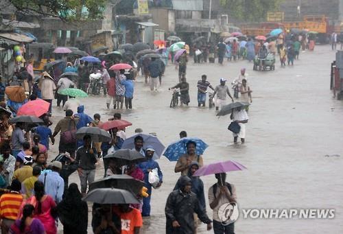 9일 인도 남부 타밀나두 주 첸나이에도 주민들이 물이 찬 도로를 이동하고 있다.(AFP=연합뉴스 자료사진)