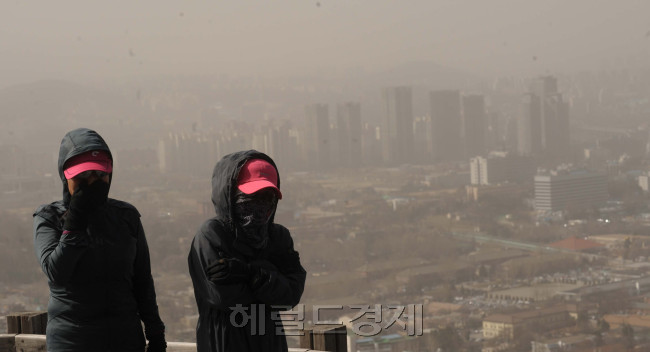 남산에서 바라다 보이는 미세먼지로 가득찬 서울 도심. [사진=헤럴드경제DB]