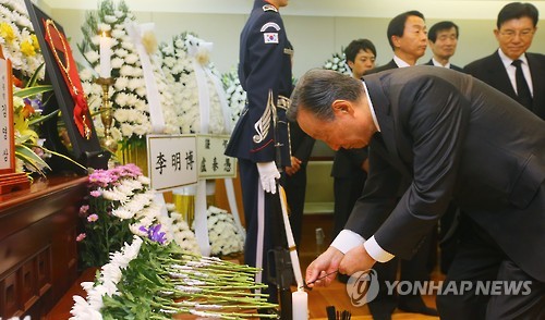 지난 23일 권노갑 새정치민주연합 상임고문이 서울 종로구 서울대병원 장례식장에 마련된 고 김영삼 전 대통령 빈소를 찾아 조문하고 있다.