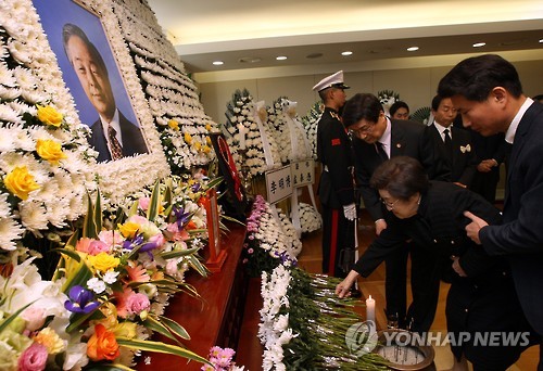 김대중 전 대통령의 부인 이희호 여사가 지난 23일 서울대병원에 마련된 고(故) 김영삼 전 대통령의 빈소를 찾아 헌화하고 있다.