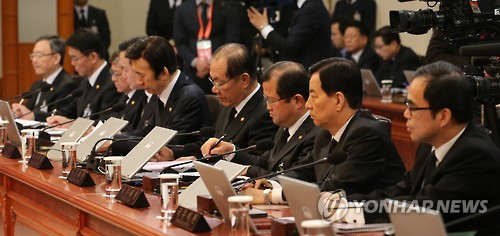 메모하는 국무위원     (서울=연합뉴스) 백승렬 기자 = 황우여 사회부총리 등 국무위원들이 24일 청와대에서 열린 국무회의에서 박근혜 대통령의 발언을 메모하고 있다.