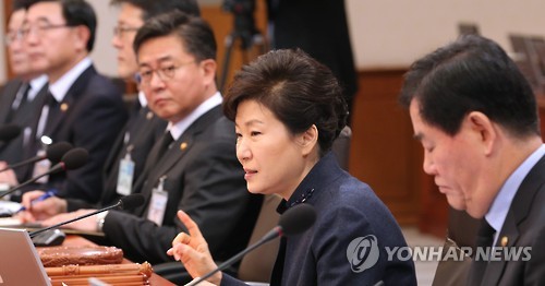 모두발언하는 박 대통령     (서울=연합뉴스) 백승렬 기자 = 박근혜 대통령이 24일 청와대에서 열린 국무회의에서 모두발언하고 있다.