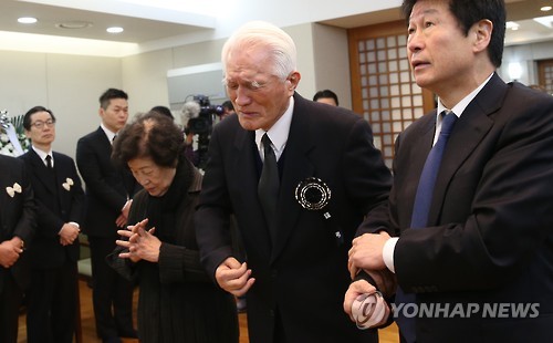 최형우 전 내무부 장관이 25일 고(故) 김영삼 전 대통령의 빈소가 마련된 서울 연건동 서울대병원 장례식장을 찾아 조문하고 있다.