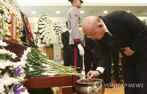 전두환 전 대통령이 25일 오후 서울 종로구 서울대병원 장례식장에 마련된 고 김영삼 전 대통령의 빈소를 찾아 조문하고 있다.