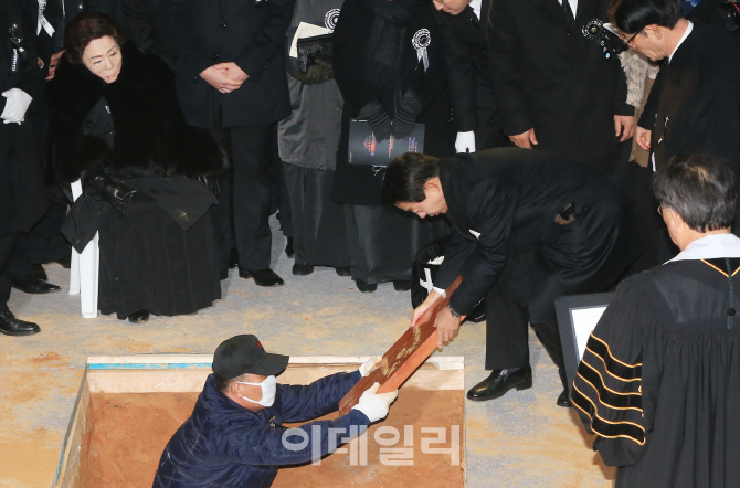 국화꽃잎을 아버지의 관에 뿌리는 현철 씨 | 인스티즈