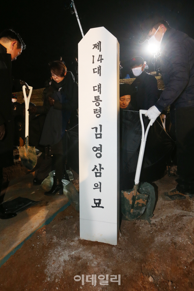 국화꽃잎을 아버지의 관에 뿌리는 현철 씨 | 인스티즈