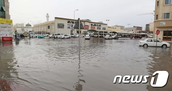 카타르 수도 도하 시내가 폭우로 물에 잠겼다. 2015.11.25 © AFP=뉴스1