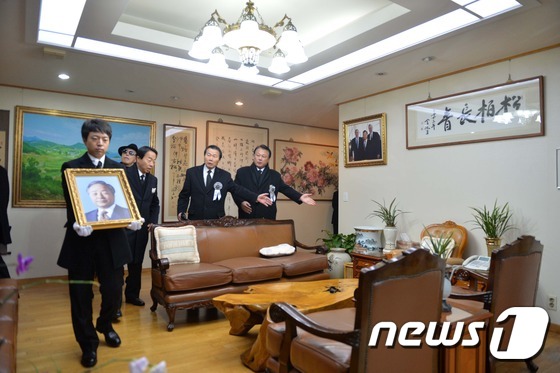 국화꽃잎을 아버지의 관에 뿌리는 현철 씨 | 인스티즈