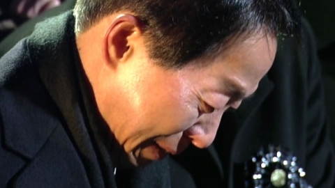 국화꽃잎을 아버지의 관에 뿌리는 현철 씨 | 인스티즈