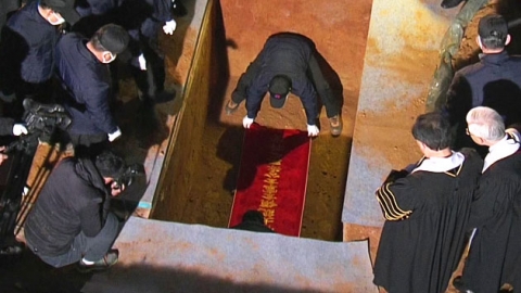 국화꽃잎을 아버지의 관에 뿌리는 현철 씨 | 인스티즈