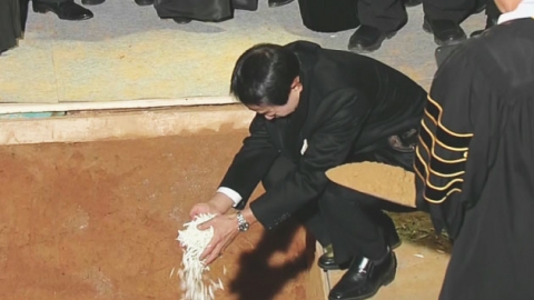 국화꽃잎을 아버지의 관에 뿌리는 현철 씨 | 인스티즈