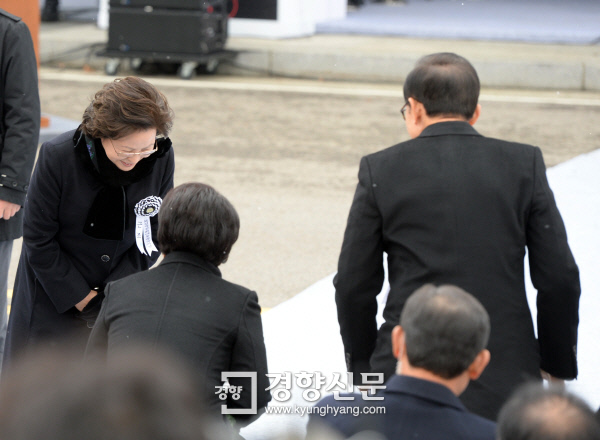 김영삼 전 대통령 영결식 가장 대비되는 두사람 | 인스티즈