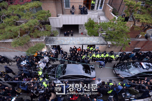 국화꽃잎을 아버지의 관에 뿌리는 현철 씨 | 인스티즈