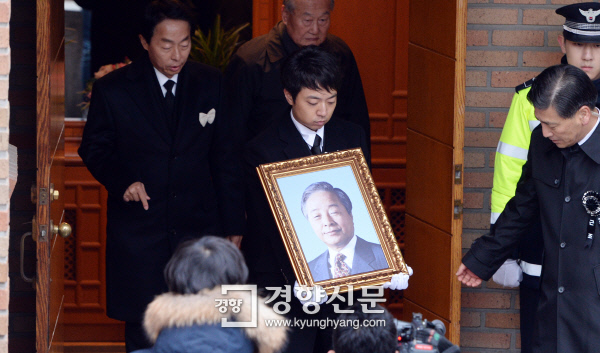 국화꽃잎을 아버지의 관에 뿌리는 현철 씨 | 인스티즈