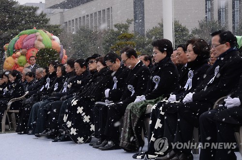 김영삼 전 대통령 영결식 가장 대비되는 두사람 | 인스티즈