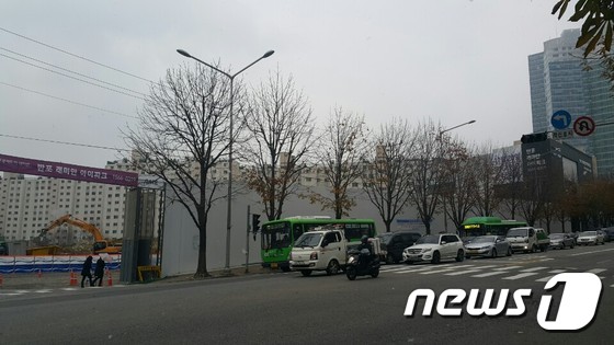 서울 서초구 반포동에 위치한 반포 래미안 아이파크 사업지 및 모델하우스 전경. © News1