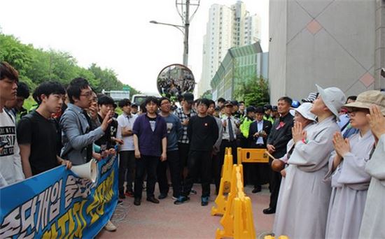 지난해 5월 2일 동국대 이사회가 열린 은석초등학교 앞, 총장 선출을 반대하는 학생들과 한태식(보광) 교수를 지지하는 스님들이 대치하고 있다. 사진제공=동대신문