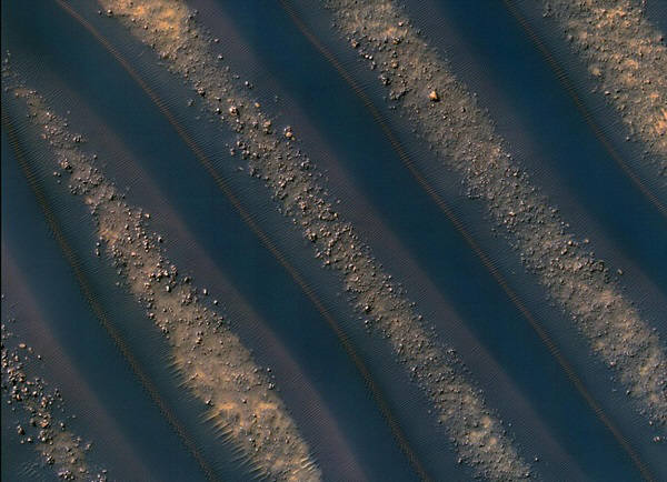 6.이 사진은 지구를 찍은 것일까, 화성을 찍은 것일까. 이 놀라운 패턴이 1년 내내 이뤄진 기후변화 과정의 결과인 것만은 분명하다. 사진=나사