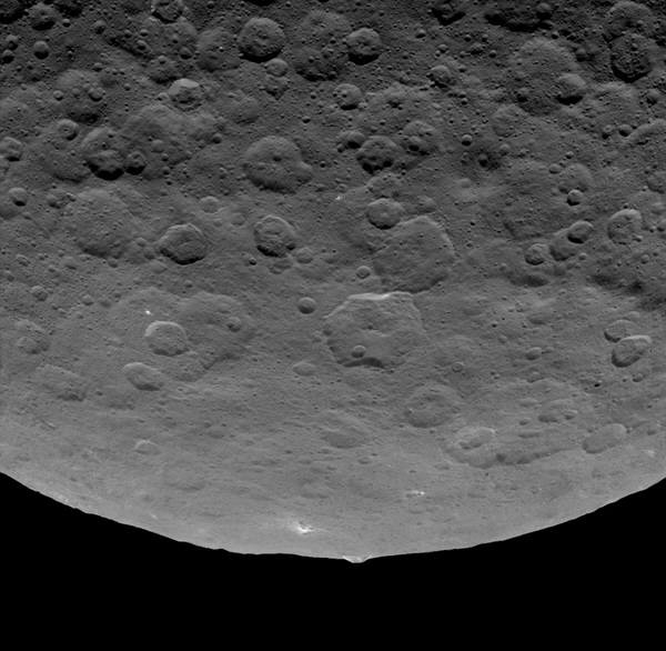 8.이 사진은 달의 근접 사진일까, 아니면 왜행성 세레스의 모습일까. 우리 달처럼 세레스도 둥글다. 이 천체는 중력이 작용하기에 충분할 정도로 넓어서 구 형태를 만들어 냈다. 사진=나사