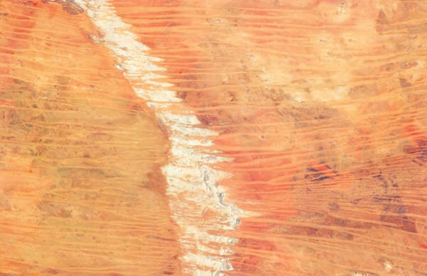 10. 우주에서 촬영한 이 놀라운 사진은 추상화로 여겨질 정도다. 이 사진은 화성일까, 아니면 지구의 붉은 사막일까. 사진=나사