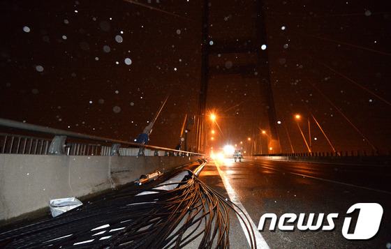3일 저녁 경기도 평택시 서해안고속도로 하행선 서해대교 목포방면 행담도 휴게소 2km 전방 주탑에 낙뢰로 추정되는 화재가 발생해 와이어가 끊어져 있다. /사진제공=뉴스1