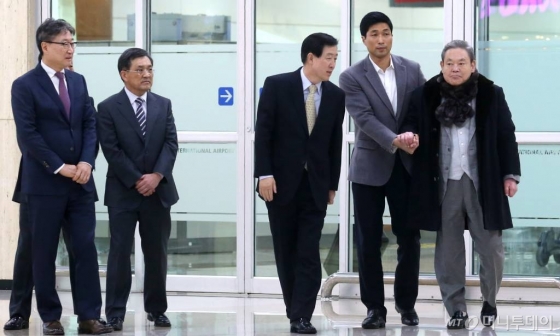이건희 삼성전자 회장이 2013년 11월 3일 미국으로 출국해 일본을 들른 후 27일 오후 김포국제공항을 통해 귀국하고 있는 모습.