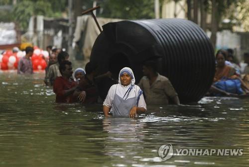인도 첸나이서 기록적 폭우 (첸나이<인도> AP=연합뉴스) 3일(현지시간) 인도 첸나이에 100년 만의 기록적 폭우가 내린 가운데 허리까지 찬 물을 헤치며 시민들이 이동하고 있다. 이번 집중 호우로 최소 250여 명이 숨졌고, 학교와 가택 침수, 공항 폐쇄 등 혼란이 가중되고 있다. eunsu@yna.co.kr (끝)