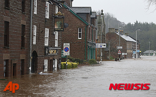 【애플비=AP/뉴시스】영국 북서부 애플비에 5일(현지시간) 폭우로 홍수가 발생해 도로와 건물 일부가 물에 잠겨 있다. 2015.12.06