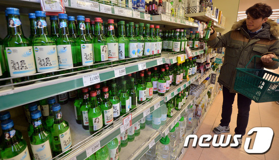 안팔리는 과일소주, 남아도는 원재료 어쩌나 - 뉴스1