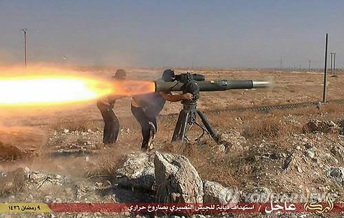시리아 북동부 하사케에서 이슬람국가(IS) 대원들이 대전차 미사일을 발사하는 모습. 이 사진은 IS 지지단체가 지난 6월 26일 공개한 것이다. (AP=연합뉴스 자료사진)