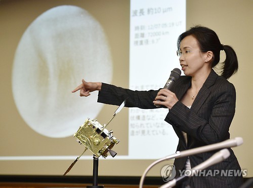 (가나가와 교도=연합뉴스) 일본 탐사선 아카쓰키가 금성 주변을 도는 궤도에 성공적으로 진입한 것을 계기로 일본 가나가와(神奈川)현 사가미하라(相模原)시에서 9일 열린 기자회견에서 히로세 지카코(廣瀨史子) 일본 우주항공연구개발기구(JAXA) 주임연구원이 질문에 답하고 있다. 뒤에 보이는 사진은 일본 탐사선 아카쓰키가 촬영한 금성 사진.