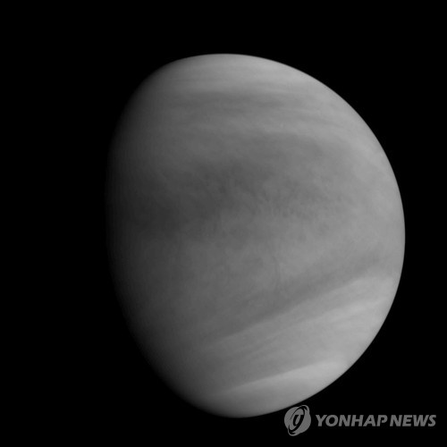 (도쿄=연합뉴스) 금성을 도는 궤도에 진입한 것으로 확인된 일본 탐사선 아카쓰키가 7일 오후 2시 19분께 금성으로부터 고도 약 7만2천㎞ 상공에서 자외선을 이용해 촬영한 금성의 사진. 2015.12.9 (JAXA 제공)