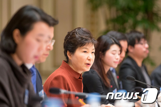박근혜 대통령이 10일 청와대에서 열린 제4기 저출산고령화사회위원회 3차 회의에서 모두 발언을 하고 있다. (청와대 제공) 2015.12.10/뉴스1 © News1 이광호 기자