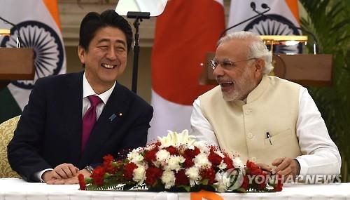 12일 인도 뉴델리에서 나렌드라 모디(오른쪽) 인도 총리와 아베 신조 일본 총리가 함께 웃고 있다.(AP=연합뉴스)