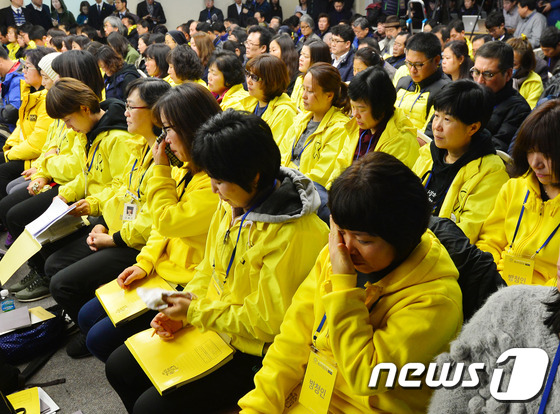 14일 오전 서울 중구 명동 YWCA 대강당에서 열린 ‘4.16 세월호 참사 특별조사위원회 제1차 청문회’에 참석한 유가족들이 참사 당시 영상을 보며 눈물을 흘리고 있다. 2015.12.14/뉴스1 © News1 구윤성 기자