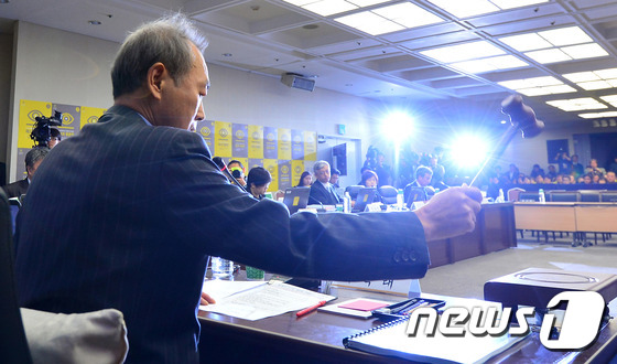 14일 오전 서울 중구 명동 YWCA 대강당에서 열린 ‘4.16 세월호 참사 특별조사위원회 제1차 청문회’ 에서 이석태 특조위원장이 개회선언을 하고 있다. 2015.12.14/뉴스1 © News1 구윤성 기자