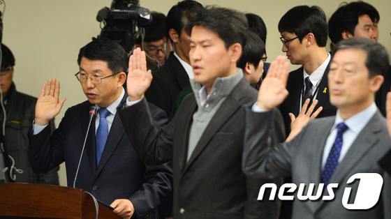 14일 오후 서울 중구 명동 YWCA 대강당에서 열린 ‘4.16 세월호 참사 특별조사위원회 제1차 청문회’ 에서 김석균 참사 당시 해양경찰청장(맨 왼쪽)을 비롯한 증인들이 선서를 하고 있다. 2015.12.14/뉴스1 © News1 구윤성 기자