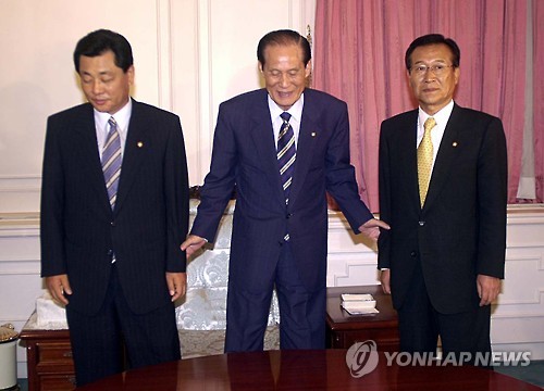 여야 만남 주선하는 이만섭     (서울=연합뉴스) 이만섭 전 국회의장이 14일 별세했다. 사진은 2000년 7월  정균환(왼쪽) 민주당 총무와 정창화 한나라당 총무의 만남을 주선하는 모습.  <<연합뉴스 자료사진>>