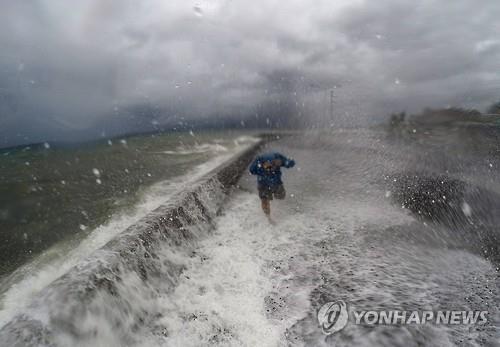 제27호 태풍 '멜로르'가 엄습한 필리핀 중부 해안가(AFP=연합뉴스)