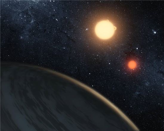 ▲두 개의 태양을 공전하고 있는 케플러16b(Kepler-16b) 행성.[사진제공=NASA]