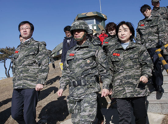 ⓒ연합뉴스 : 올 1월7일 심상정 의원 등 정의당 지도부가 새해 첫 공식 일정으로 백령도의 한 해병대를 방문했다.