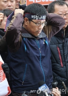 폭력시위를 주도한 혐의로 경찰 수배된 민주노총 한상균 위원장이 10일 오전 서울 종로구 조계사에서 자진출두에 앞서 기자회견 준비를 하고 있다.