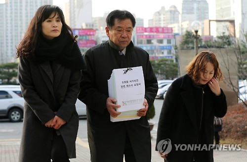 전면 재수사 요청하는 바실련     (대구=연합뉴스) 김준범 기자 = 18일 오후 조희팔 사건 피해자 단체인 