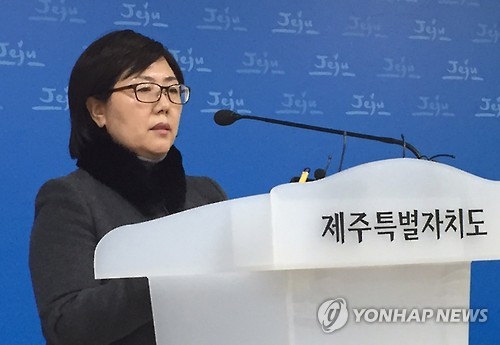 영리병원 개설 허가는 심사 후 결정 (제주=연합뉴스) 김호천 기자 = 이은희 제주도 보건복지여성국장이 18일 오후 도청 기자실에서 외국의료기관인 녹지국제병원 사업계획이 승인됐지만 개설 허가는 시설, 인력, 장비 등 요건을 심사해 최종적으로 결정하겠다고 밝히고 있다.