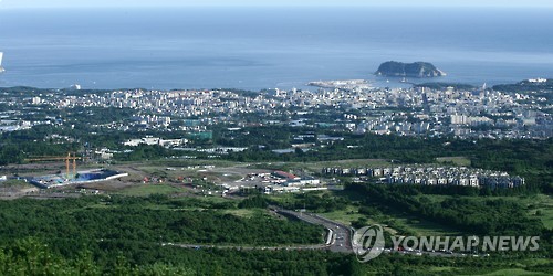국내 첫 영리병원 들어서는 제주 헬스케어타운 (제주=연합뉴스) 김호천 기자 = 국내 첫 영리병원 건설 공사가 한창인 제주 서귀포시 토평동 헬스케어타운 전경. 가운데 도로 왼쪽에 타워 크레인을 세운 공사 현장이 보인다. 오른쪽은 녹지그룹이 건설해 분양한 콘도 단지.