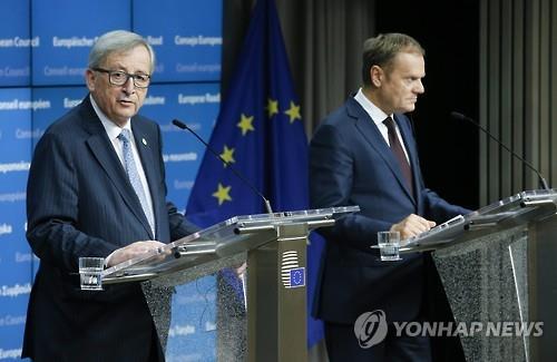 장-클로드 융커 EU 집행위원장(왼쪽)과 도날드 투스크 EU 정상회의 상임의장(EPA=연합뉴스)