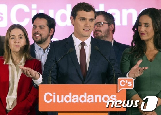 총선 후 지지자들 앞에 선 알베르트 리베라 스페인 시우다다노스 대표.© AFP=뉴스1