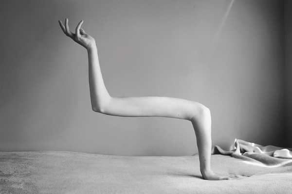 '일심동체?' 알몸을 합성해 묘한 아름다움을 창조한 사진 예술